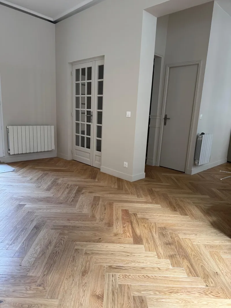 Bibliothèque en bois avec portes vitrées et rangements bas dans la salle à manger