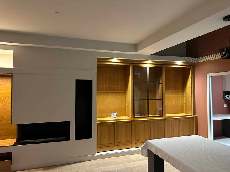 Salon contemporain avec bibliothèque murale et meuble TV en bois