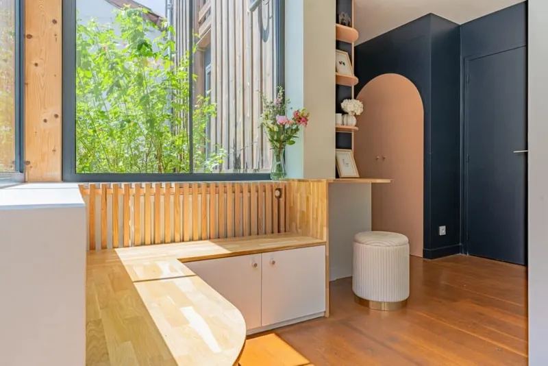 Entrée lumineuse avec banquette, rangements intégrés et claustra en bois