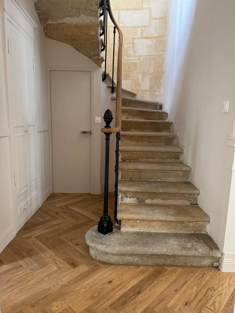 Escalier ancien en pierre avec rampe en fer forgé