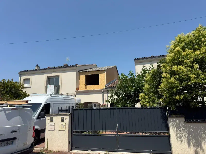 Maison individuelle avec une surélévation en ossature bois en cours de construction